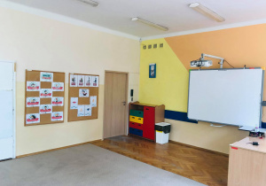 sala przedszkola wyposażona w tablicę interaktywną-grupa żabki